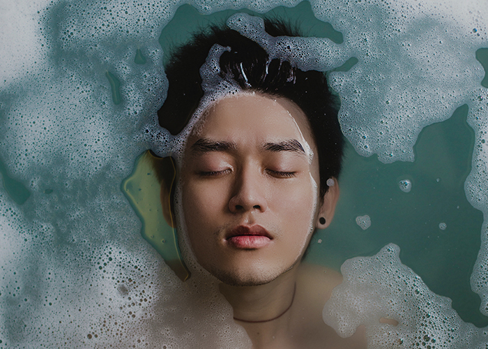 お風呂に入っている人