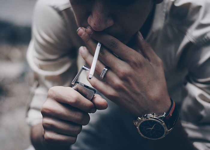 たばこを吸っている人